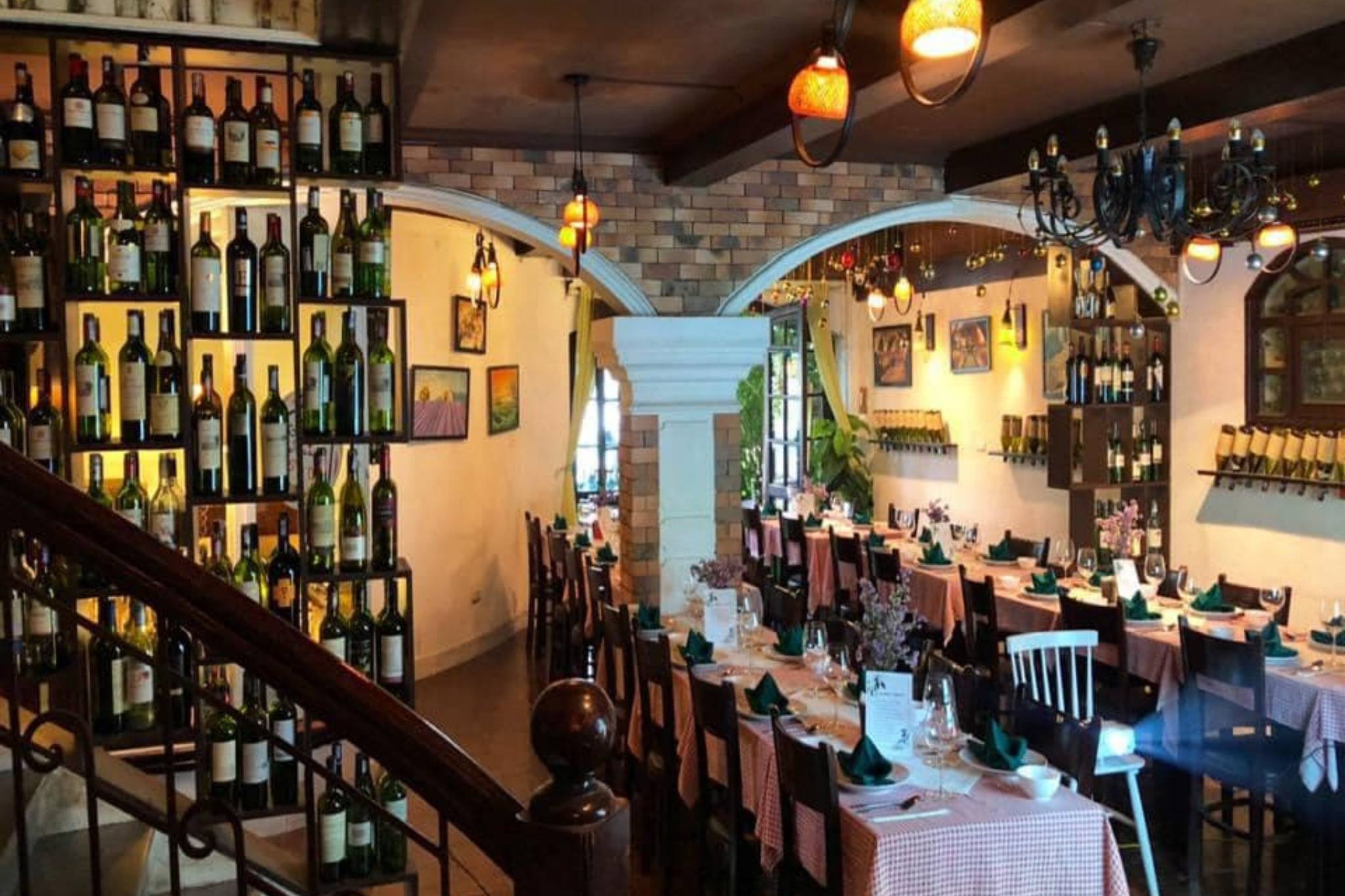 Bistro phong cách Pháp cổ điển thường phục vụ rượu